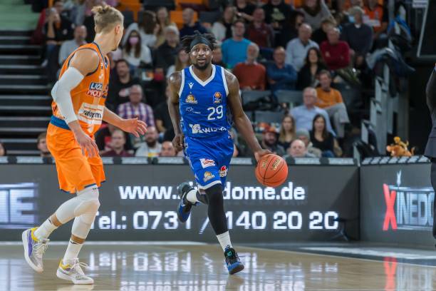 他不遗余力 他不遗余力